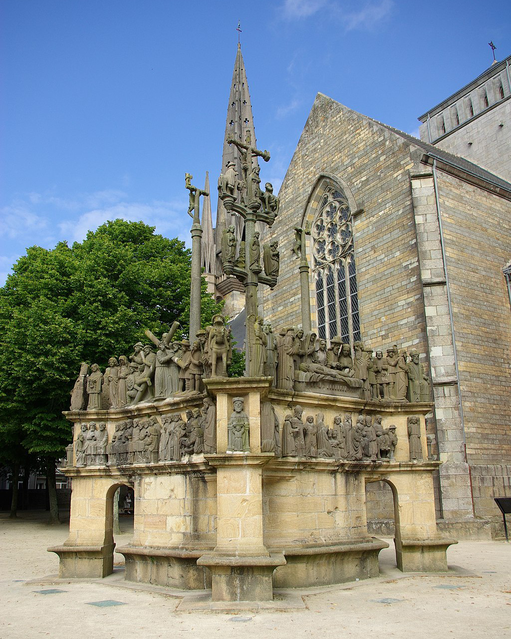 Calvaire_Plougastel_face_ouest image du calvaire de plougastel